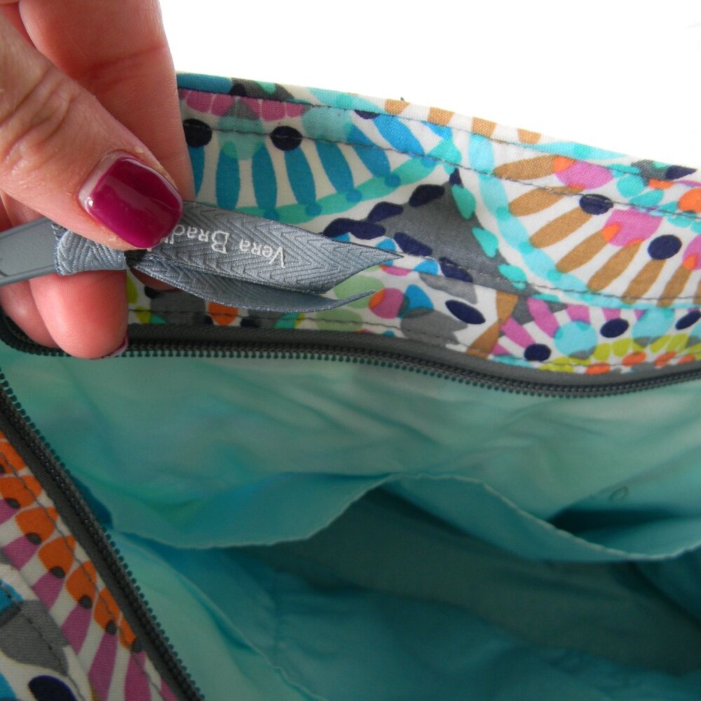 EUC VERA BRADLEY SUNNY MEDALLION LARGE TOTE BAG TRAVEL - Picture 8 of 8